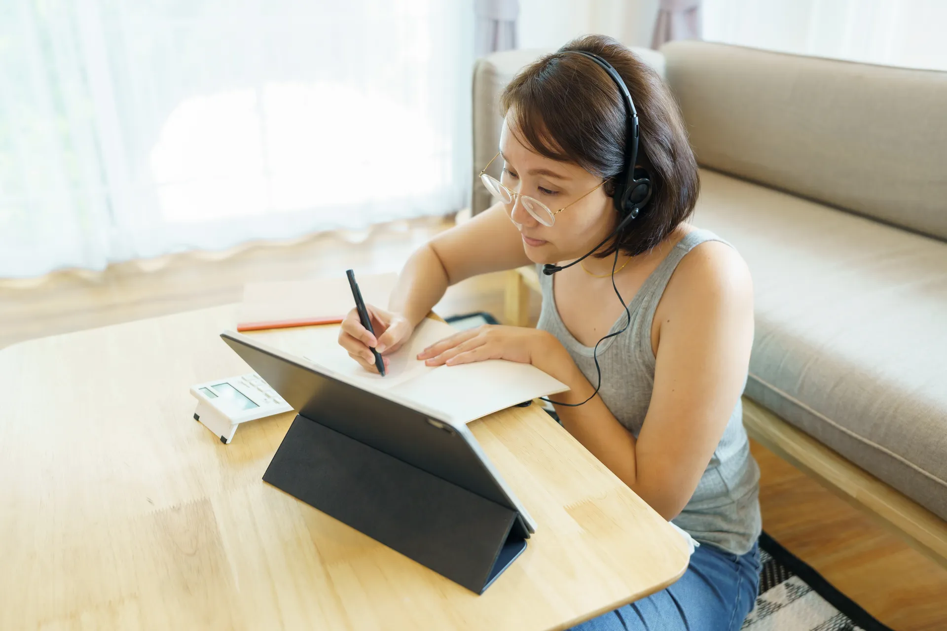 學生使用平板準備 IELTS 英文測驗
